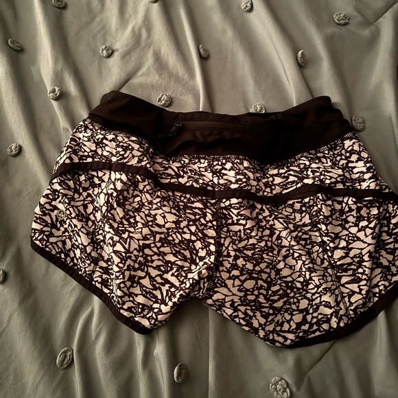 Lululemon speed ups low rise 2.5 inch - Picture 2 of 3